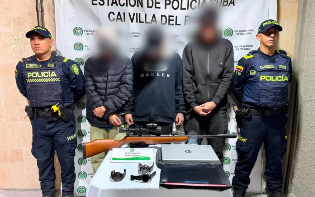 Tres hombres con antecedentes judiciales fueron capturados en flagrancia tras ingresar a un apartamento en Lagos de Torca, Suba - Foto: @PoliciaBogota