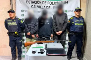 Tres hombres con antecedentes judiciales fueron capturados en flagrancia tras ingresar a un apartamento en Lagos de Torca, Suba - Foto: @PoliciaBogota