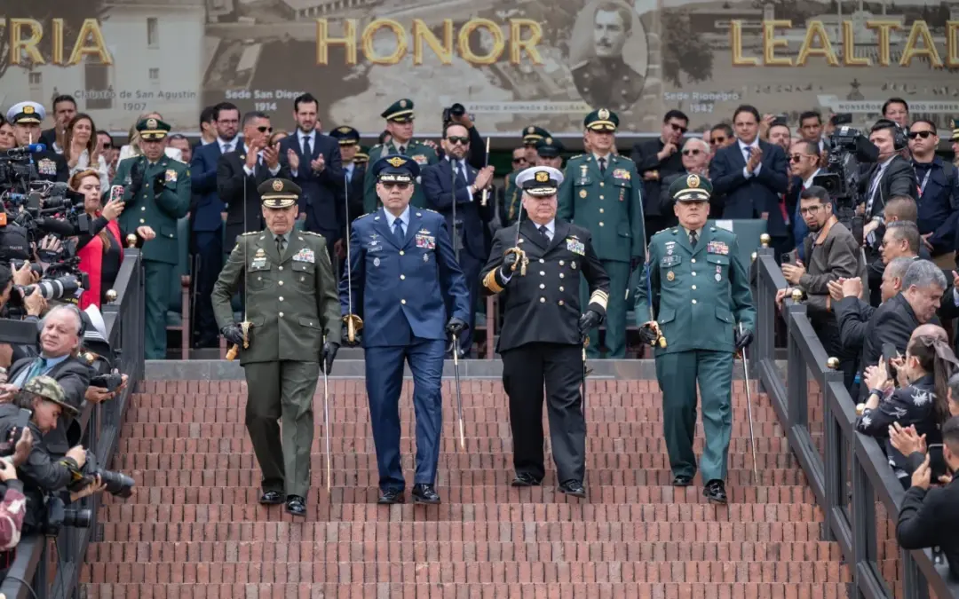 El presidente Abelardo De La Espriella encabezó el reconocimiento de la nueva cúpula militar y del ministro de Defensa, general (r) Jorge Eduardo Mora - Foto: @mindefensa