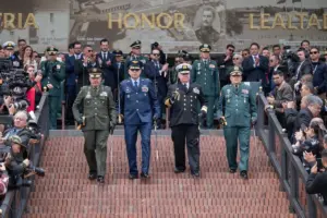 El presidente Abelardo De La Espriella encabezó el reconocimiento de la nueva cúpula militar y del ministro de Defensa, general (r) Jorge Eduardo Mora - Foto: @mindefensa