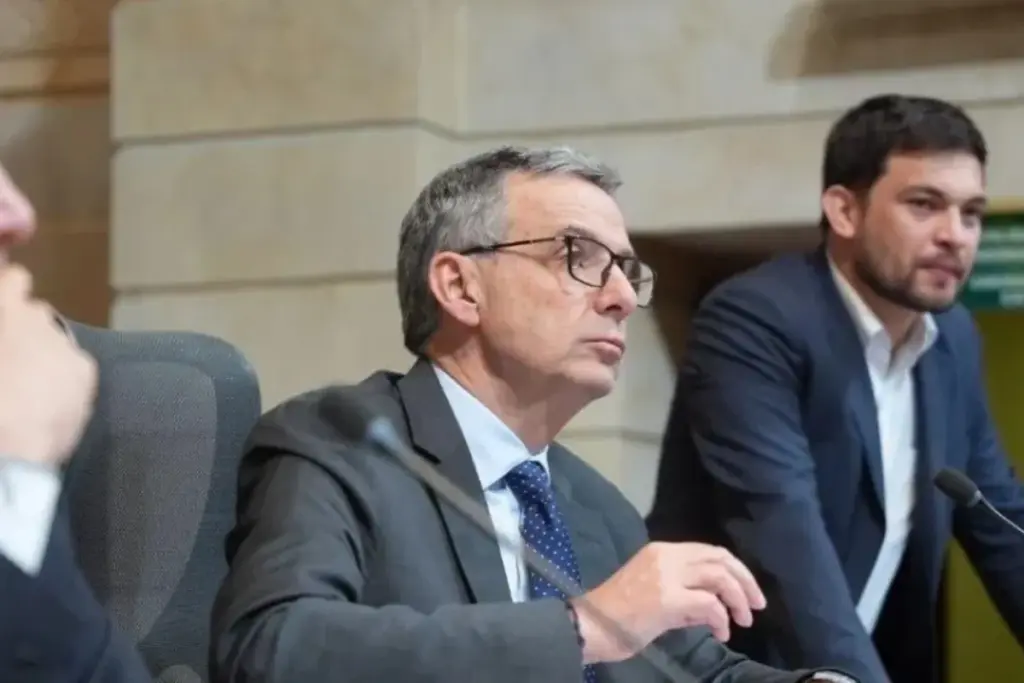 El ministro de Hacienda, Miguel Gómez Martínez, radicó el proyecto reformulado del Presupuesto General de la Nación (PGN) 2027 por $634,9 billones - Foto: @CamaraColombia