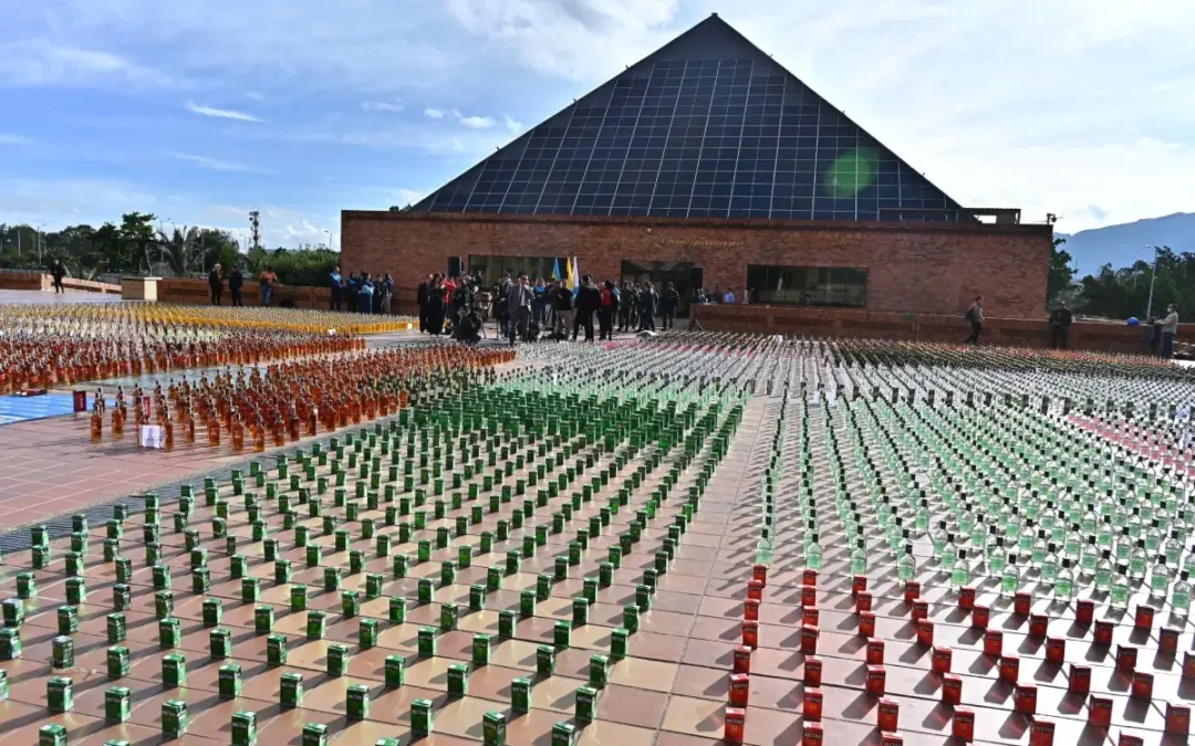 En un megaoperativo histórico en la localidad de Los Mártires, autoridades incautaron 8.520 botellas de licor adulterado avaluadas en más de $1.700 millones - Foto: @CundinamarcaGob