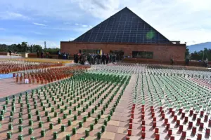 En un megaoperativo histórico en la localidad de Los Mártires, autoridades incautaron 8.520 botellas de licor adulterado avaluadas en más de $1.700 millones - Foto: @CundinamarcaGob