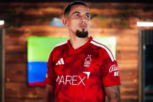 Daniel Muñoz es oficialmente nuevo jugador del Nottingham Forest tras dejar el Crystal Palace en un traspaso millonario - Foto: @NFFC