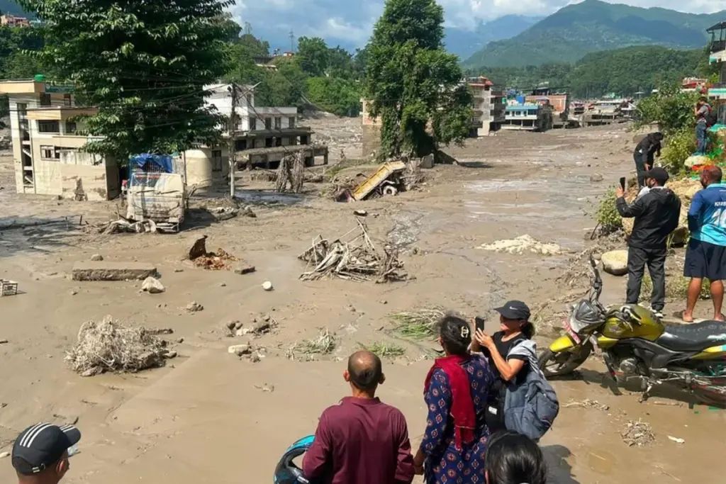 La cifra de muertos por la masiva riada en la frontera entre Nepal y el Tíbet asciende a 392, mientras que casi 1.500 personas continúan desaparecidas - Foto: Redes sociales