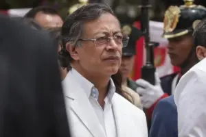 El expresidente Gustavo Petro solicitó formalmente al Senado de la República autorización para salir de Colombia durante un año - Foto: Redes sociales