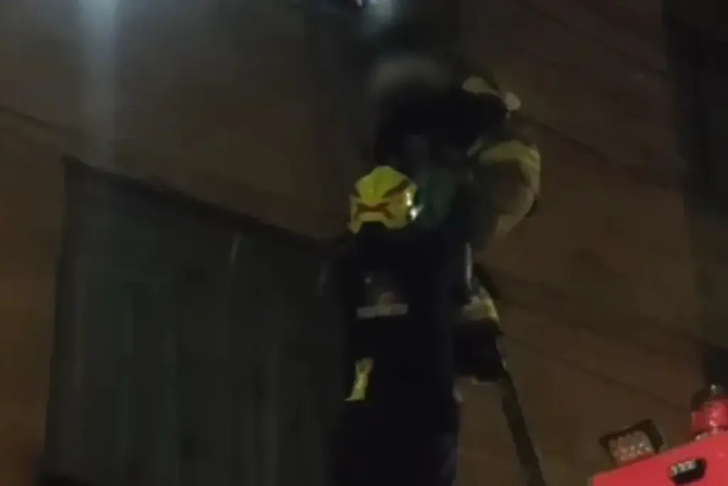 La Policía y los Bomberos de Bogotá rescataron a una niña de 5 años hallada sola, encerrada y sin alimentación en un tercer piso del barrio Caldas, en Bosa - Foto: Captura de video