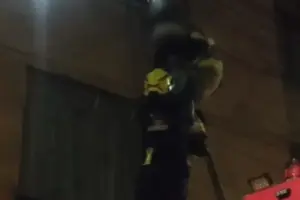 La Policía y los Bomberos de Bogotá rescataron a una niña de 5 años hallada sola, encerrada y sin alimentación en un tercer piso del barrio Caldas, en Bosa - Foto: Captura de video