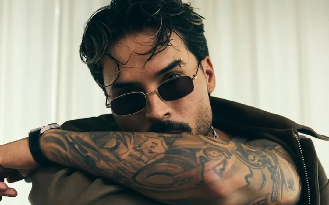 El cantante colombiano de reguetón Reykon rompió el silencio sobre su reciente hospitalización y confirmó que fue intervenido de urgencia por una cirugía en la columna - Foto: Redes sociales