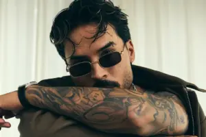 El cantante colombiano de reguetón Reykon rompió el silencio sobre su reciente hospitalización y confirmó que fue intervenido de urgencia por una cirugía en la columna - Foto: Redes sociales