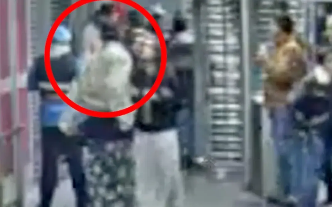 Violenta agresión a guarda de seguridad de TransMilenio en la estación Universidades tras solicitar pago del pasaje - Foto: Captura de video