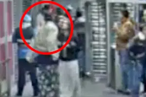 Violenta agresión a guarda de seguridad de TransMilenio en la estación Universidades tras solicitar pago del pasaje - Foto: Captura de video