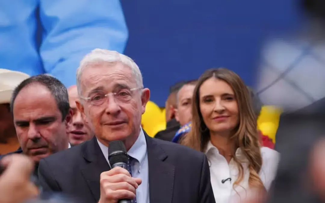 El expresidente Álvaro Uribe respaldó el permiso del Senado a Gustavo Petro para salir de Colombia - Foto: Redes sociales