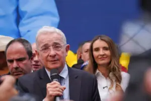 El expresidente Álvaro Uribe respaldó el permiso del Senado a Gustavo Petro para salir de Colombia - Foto: Redes sociales