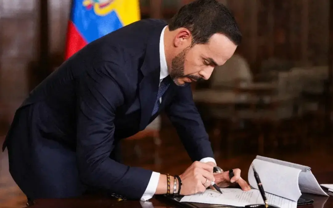 El presidente Abelardo De La Espriella levantó la suspensión general sobre el porte de armas en Colombia - Foto: Redes sociales