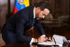 El presidente Abelardo De La Espriella levantó la suspensión general sobre el porte de armas en Colombia - Foto: Redes sociales