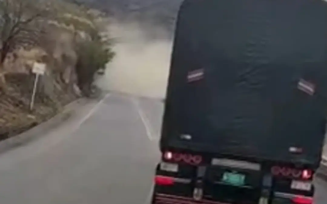 Atentado terrorista en la Vía Panamericana deja un soldado muerto y dos heridos entre Cauca y Nariño - Foto: Captura de video