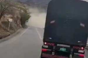 Atentado terrorista en la Vía Panamericana deja un soldado muerto y dos heridos entre Cauca y Nariño - Foto: Captura de video