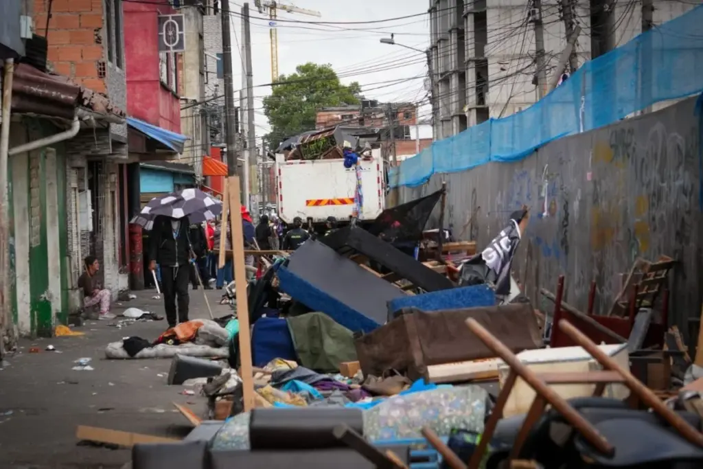 Un operativo de más de seis horas en el centro de Bogotá permitió desmontar 24 cambuches, incautar 110 armas blancas - Foto: @SeguridadBOG