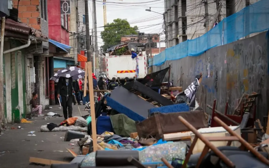 Un operativo de más de seis horas en el centro de Bogotá permitió desmontar 24 cambuches, incautar 110 armas blancas - Foto: @SeguridadBOG
