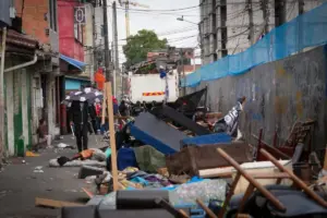 Un operativo de más de seis horas en el centro de Bogotá permitió desmontar 24 cambuches, incautar 110 armas blancas - Foto: @SeguridadBOG