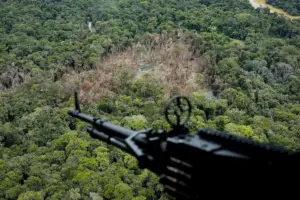 Un juzgado de Bogotá ordenó al Gobierno del presidente Abelardo De La Espriella suspender los bombardeos en zonas con presencia de menores - Foto: Redes sociales