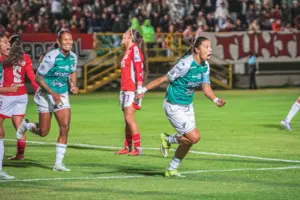 Deportivo Cali derrotó 3-2 a Santa Fe en la final de ida de la Liga Femenina BetPlay y llegará con ventaja al partido definitivo por el título en Palmaseca - Foto: @CaliFemenino