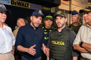 El presidente Abelardo De La Espriella encabezó la Operación Iron en Cali, un despliegue conjunto con 83 órdenes de captura y 101 allanamientos para recuperar zonas controladas por estructuras criminales - Foto: Alcaldía de Cali
