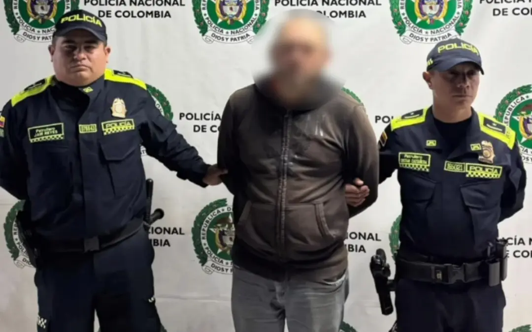 Un juez envió a prisión a Racifo Jesús Acosta Lizardo, señalado de agredir a María Quevedo en una pastelería de Usaquén - Foto: @PoliciaBogota