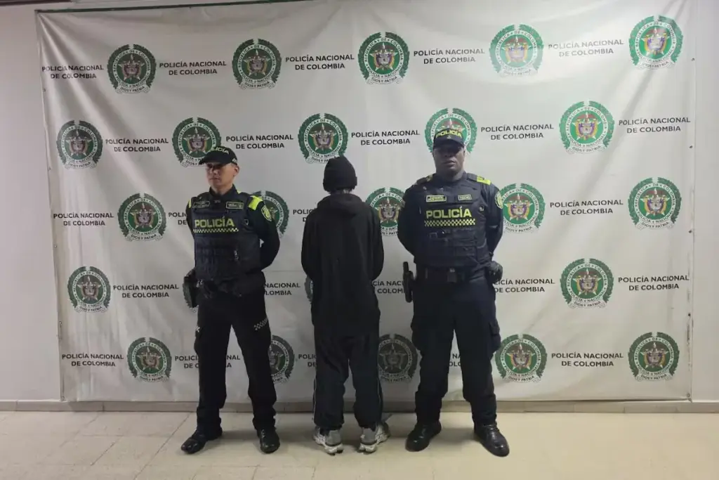 Gerardo Rueda Burbano sobrevivió a un ataque con cuchillo tras evitar que una mujer usara la vía pública como baño en Galerías - Foto: @PoliciaBogota