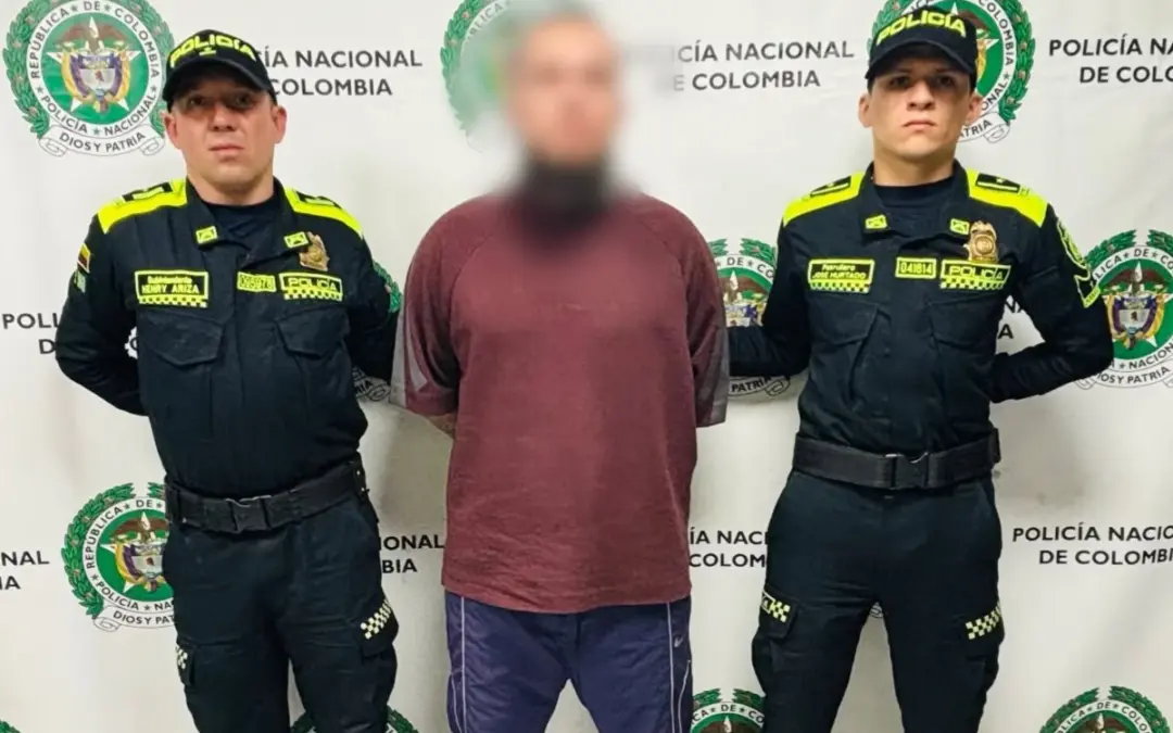 Un hombre fue capturado en Bogotá tras ser señalado de mantener secuestrada durante nueve días a su pareja, quien denunció agresiones físicas, sexuales y actos de tortura - Foto: @PoliciaBogota