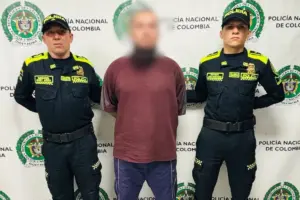 Un hombre fue capturado en Bogotá tras ser señalado de mantener secuestrada durante nueve días a su pareja, quien denunció agresiones físicas, sexuales y actos de tortura - Foto: @PoliciaBogota