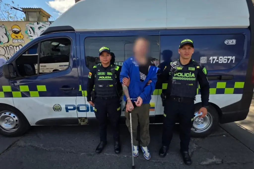 Una pelea entre vendedores informales en la estación Universidad Nacional de TransMilenio dejó dos personas lesionadas y un capturado - Foto: @PoliciaBogota