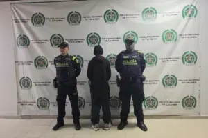 Gerardo Rueda Burbano sobrevivió a un ataque con cuchillo tras evitar que una mujer usara la vía pública como baño en Galerías - Foto: @PoliciaBogota