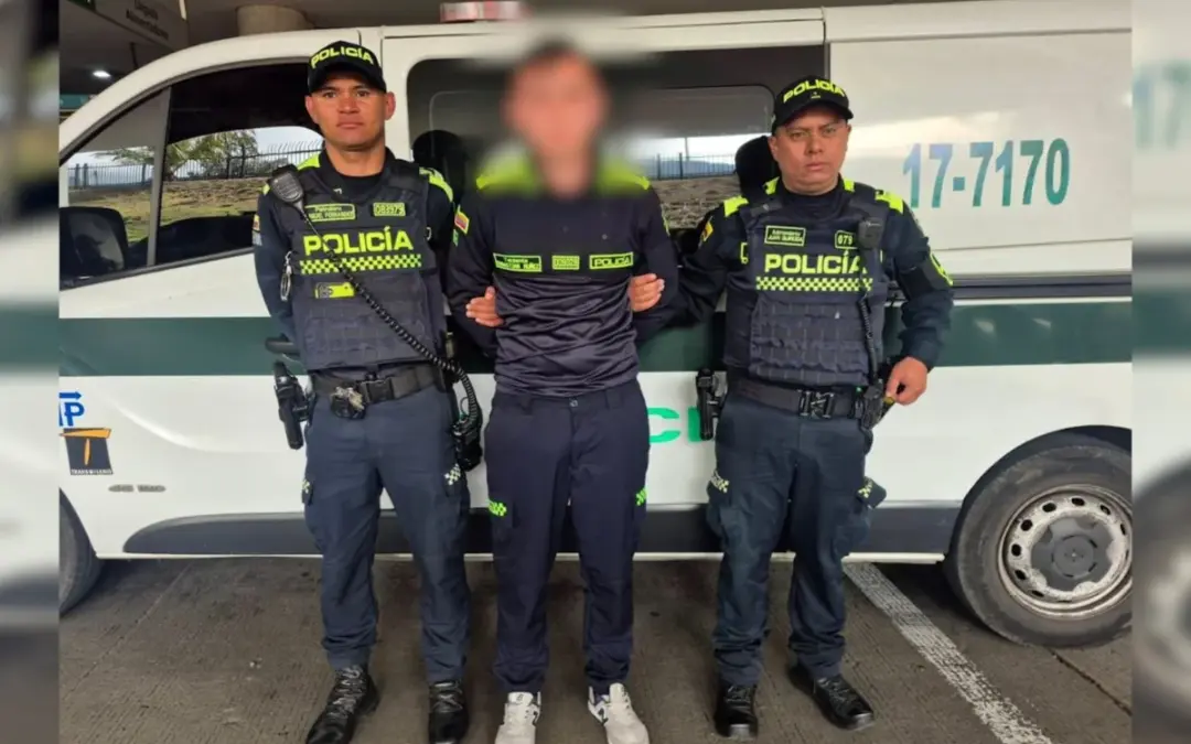 Capturan a joven que se hacía pasar por teniente de la Policía en estación de TransMilenio en Bogotá