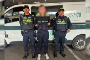 Un joven de 19 años fue capturado en la estación San Victorino de TransMilenio tras presuntamente hacerse pasar por teniente de la Policía Nacional utilizando prendas e insignias similares a las oficiales - Foto: @PoliciaBogota