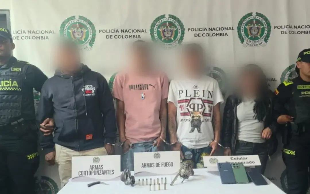 La Policía capturó a cuatro personas en Tunjuelito, Bogotá, señaladas de suplantar funcionarios de la Sijín y Dijín para ingresar a viviendas y cometer hurtos - Foto: @PoliciaBogota
