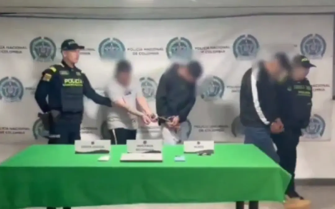 La Policía de Bogotá capturó a tres presuntos integrantes de una banda de apartamenteros señalados de cometer un robo en una vivienda de Barrios Unidos - Foto: @PoliciaBogota