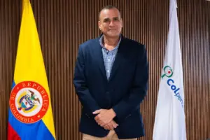 La primera intervención del presidente de Colpensiones, Carlos René Montoya, en la Comisión Séptima del Senado generó críticas por su falta de claridad sobre el presupuesto, el déficit pensional y el funcionamiento del sistema - Foto: Redes sociales