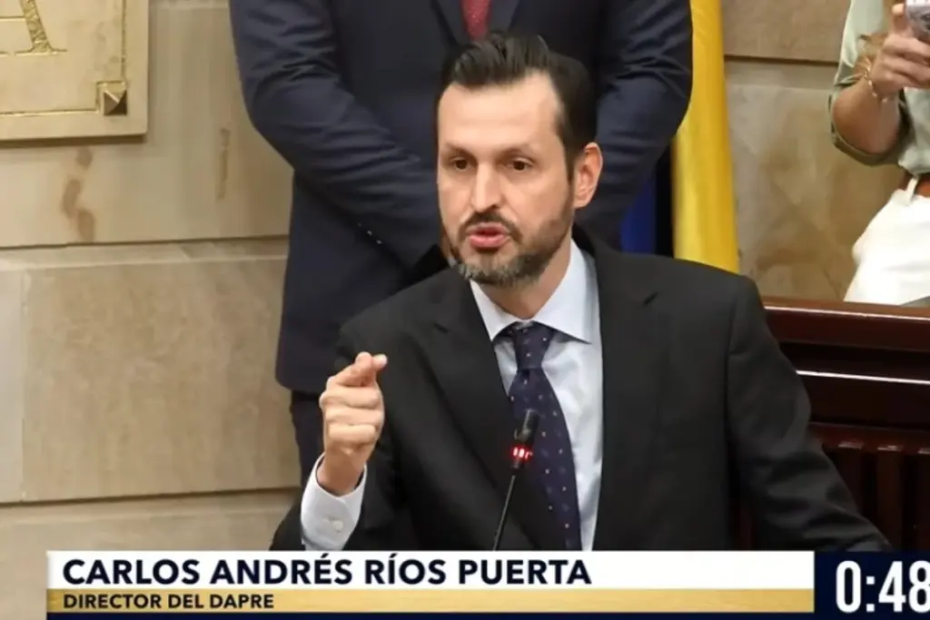 El director del DAPRE, Carlos Ríos, denunció en la Cámara de Representantes un aumento del 595 % en contratos OPS durante el gobierno Petro - Foto: Captura de video