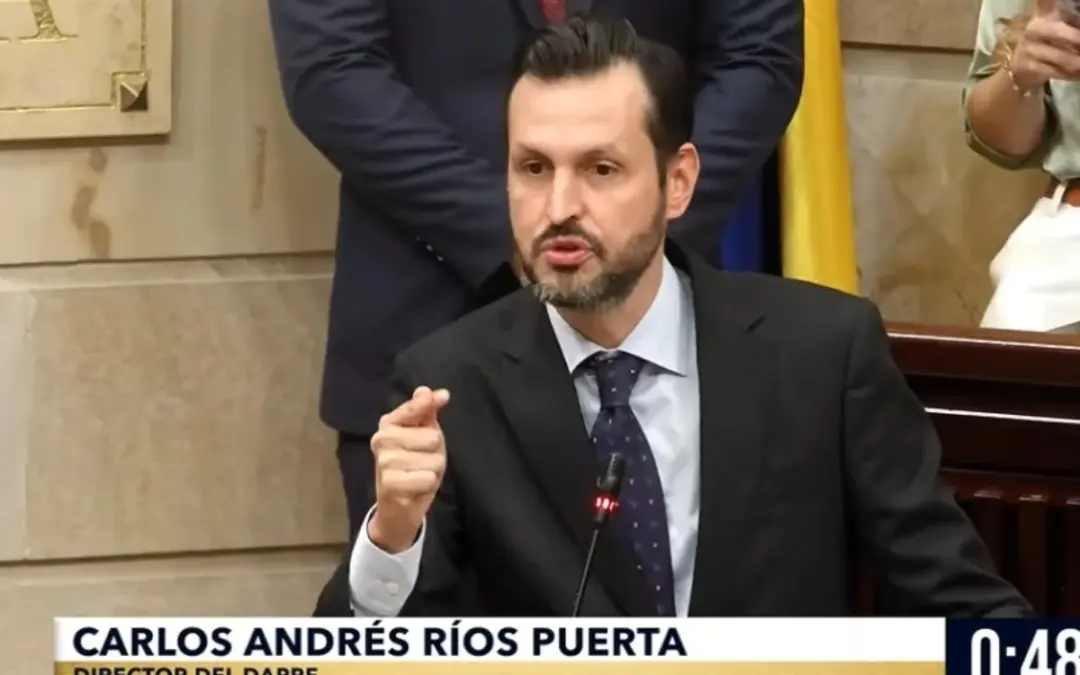 El director del DAPRE, Carlos Ríos, denunció en la Cámara de Representantes un aumento del 595 % en contratos OPS durante el gobierno Petro - Foto: Captura de video
