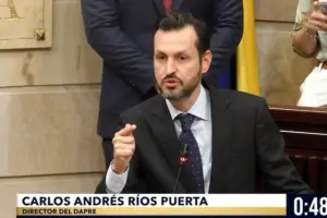 El director del DAPRE, Carlos Ríos, denunció en la Cámara de Representantes un aumento del 595 % en contratos OPS durante el gobierno Petro - Foto: Captura de video