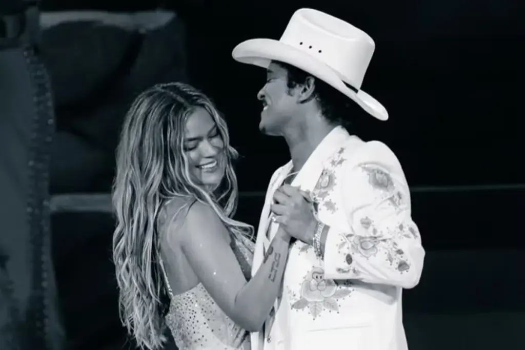 Karol G y Bruno Mars estrenan el apasionante video oficial de su colaboración "Still" - Foto: Redes sociales