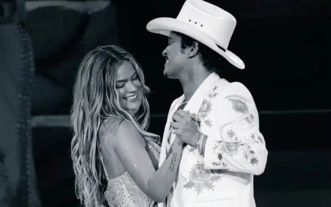 Karol G y Bruno Mars estrenan el apasionante video oficial de su colaboración "Still" - Foto: Redes sociales