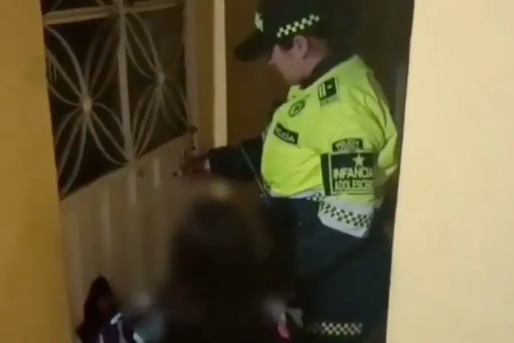 Una niña dejada sola en un tercer piso en el barrio La Victoria de Bogotá fue rescatada por la Policía tras el llamado de vecinos - Foto: Captura de video
