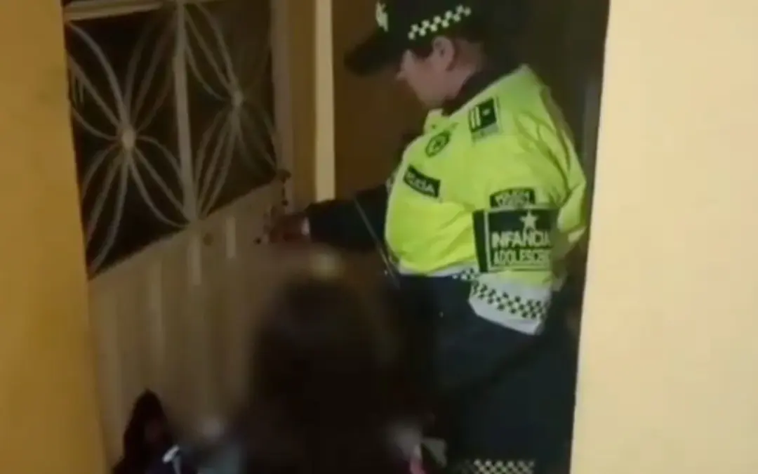 Una niña dejada sola en un tercer piso en el barrio La Victoria de Bogotá fue rescatada por la Policía tras el llamado de vecinos - Foto: Captura de video