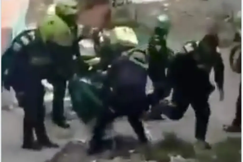 Siete policías fueron separados del cargo en Soacha tras la muerte de Donovan Balanta durante un procedimiento policial con taser - Foto: Captura de video