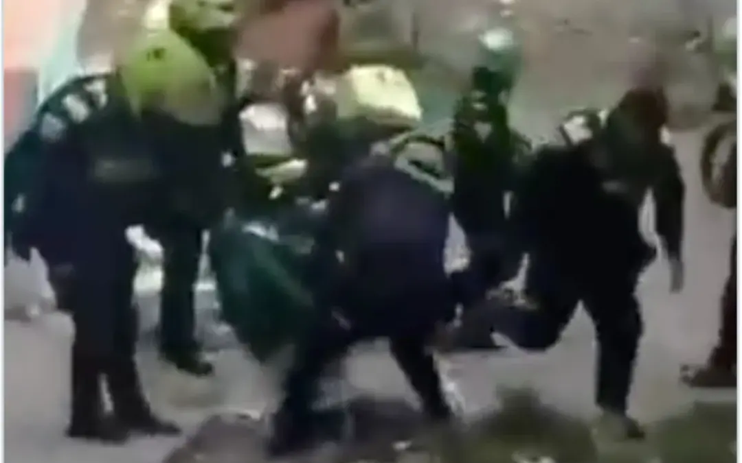 Siete policías fueron separados del cargo en Soacha tras la muerte de Donovan Balanta durante un procedimiento policial con taser - Foto: Captura de video