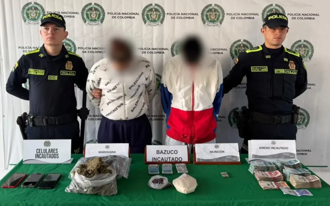 La Policía de Bogotá desarticuló la banda criminal ‘La Plancha’, capturó a 36 personas en 15 allanamientos e incautó armas, drogas y dinero en efectivo - Foto: @PoliciaBogota