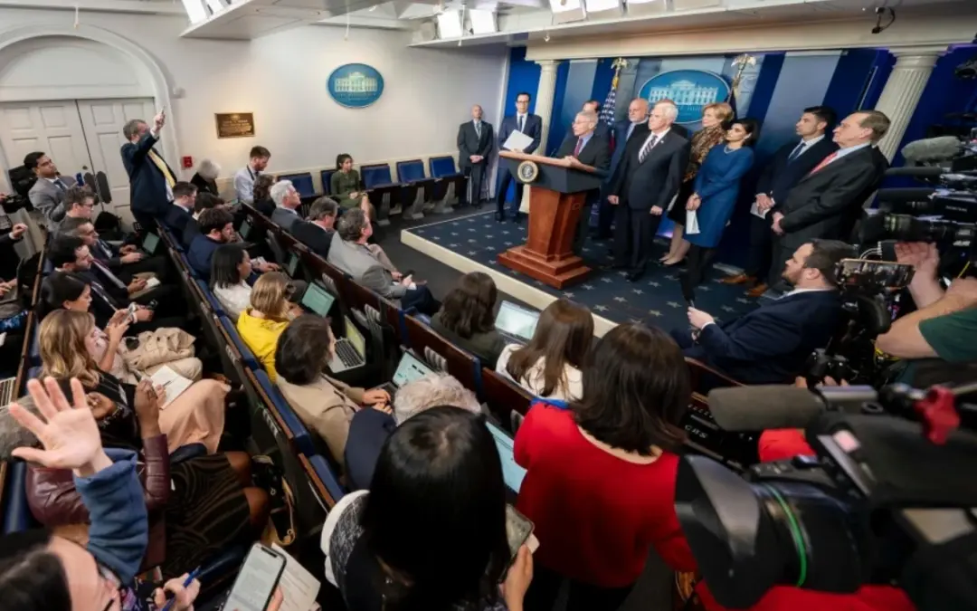 Un juez federal ordenó al Gobierno de Donald Trump restablecer de inmediato las acreditaciones de prensa de CNN, MSNBC y Politico tras considerar que su exclusión de la Casa Blanca probablemente vulneró derechos constitucionales - Foto: Redes sociales